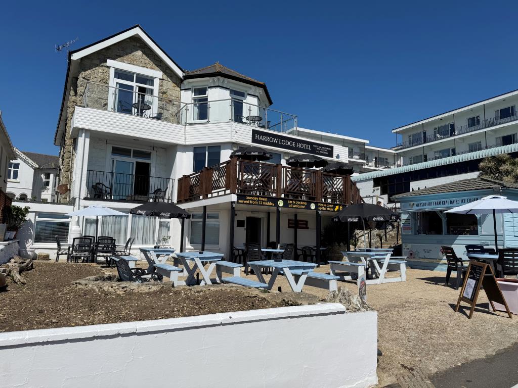 Lot: 48 - FREEHOLD CLIFF TOP HOTEL WITH TWENTY EN-SUITE GUEST ROOMS AND STUNNING VIEWS - A Photograph of the Front Elevation